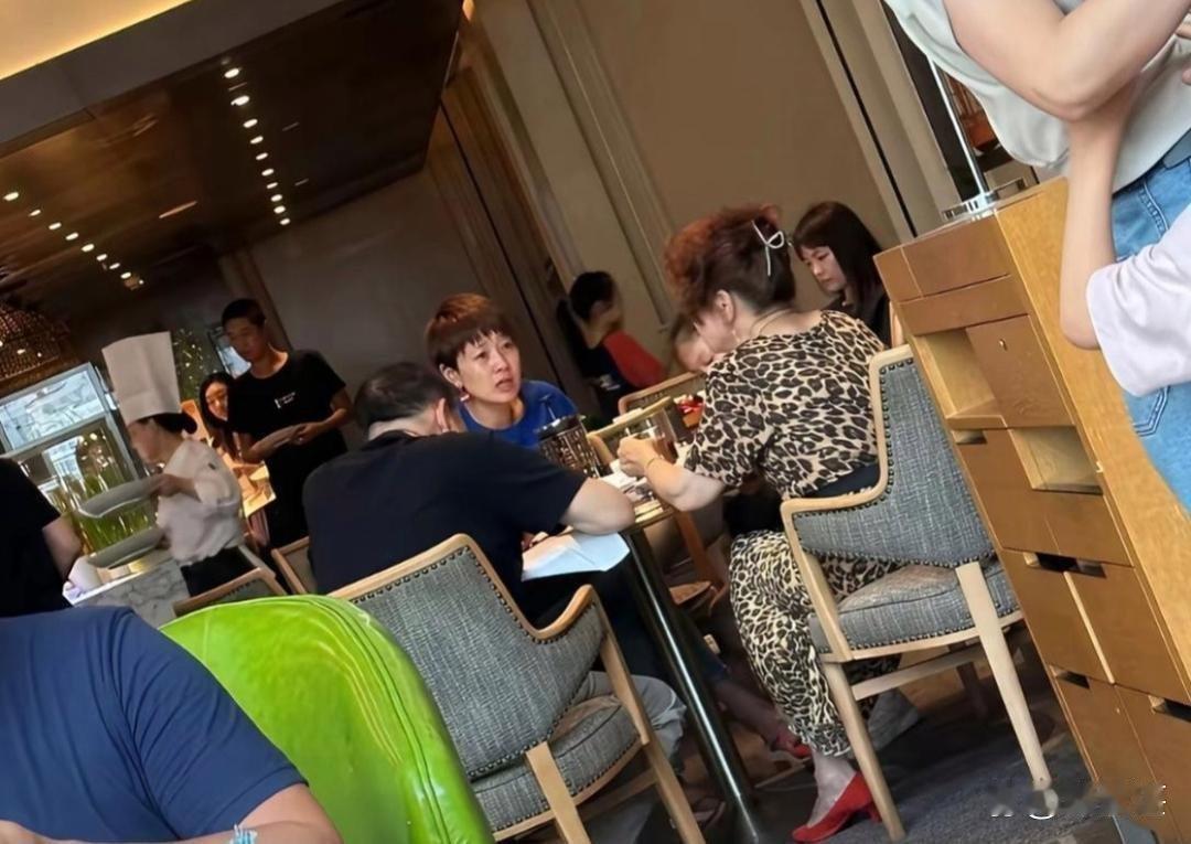 马伊琍素⁠‎颜和家人吃饭被偶遇，网友直呼‎﻿太真实了。‏﻿