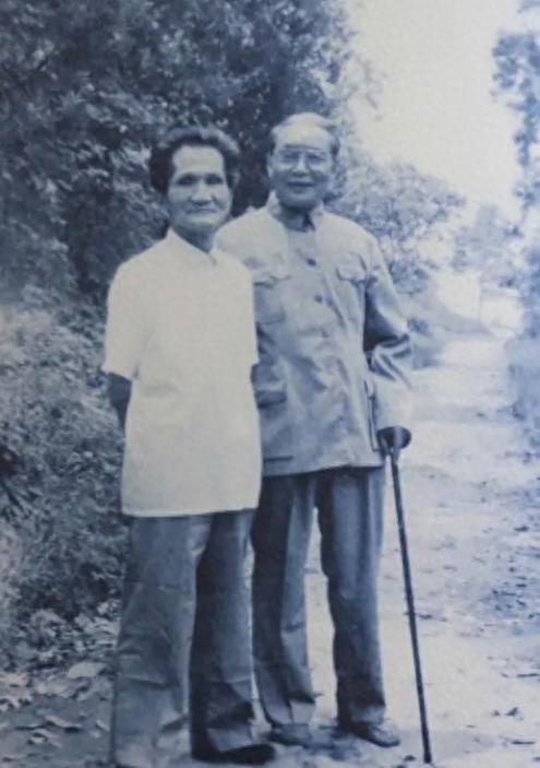 1940年，军统总务处处长沈醉前往息烽集中营视察，他与一名被看守称作“疯老头”的