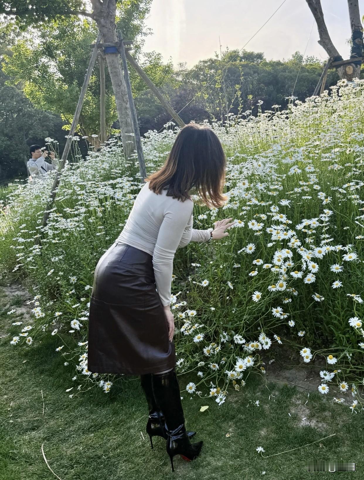 出发吧趁现在花间美人倚，芳菲满目春。