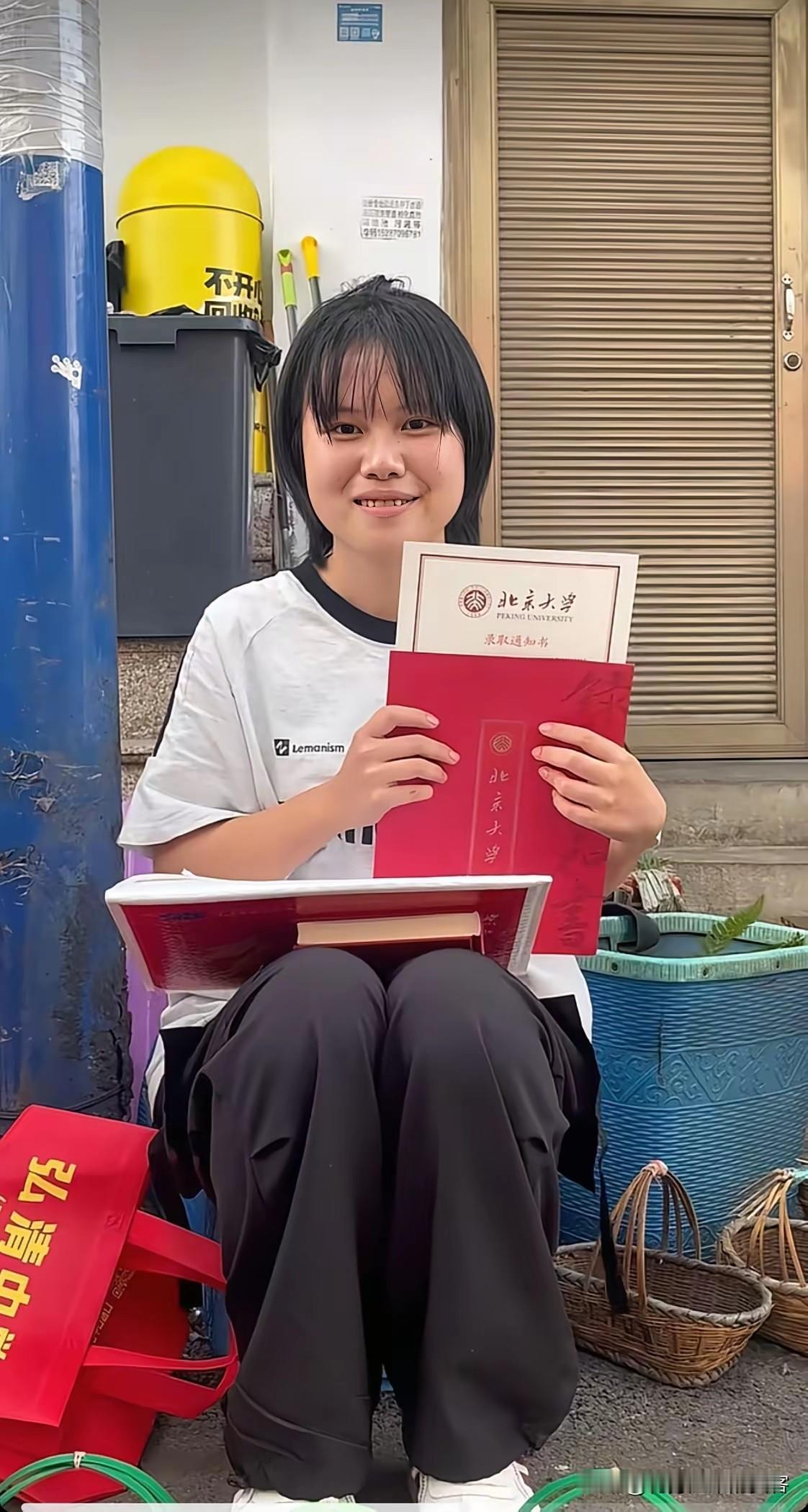 摆摊接北大通知书！云南19岁女孩674分逆袭，残疾父亲擦鞋撑起全家希望19