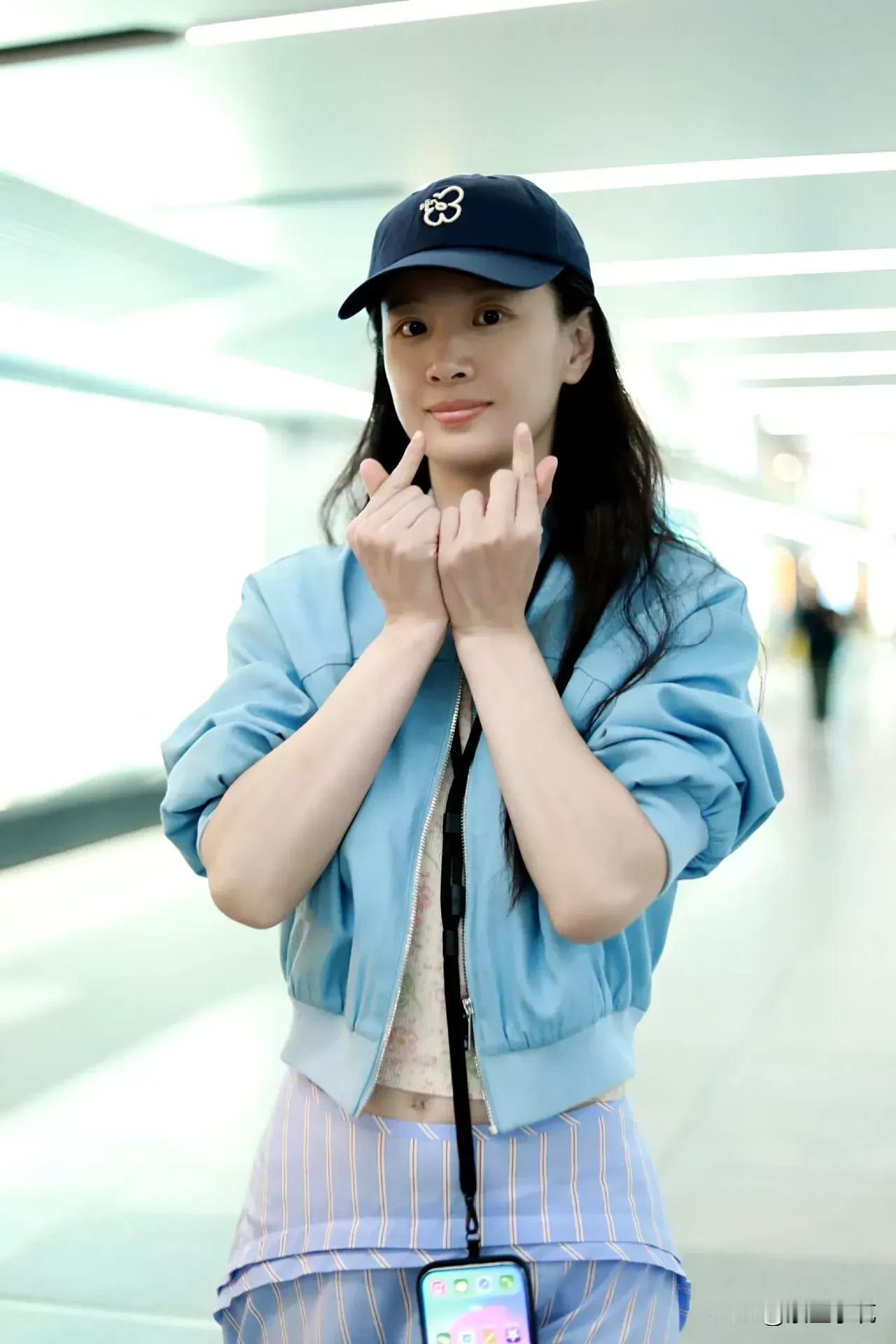 我的天呐！这是什么审美啊？就这穿搭，哪怕是普通人这样穿也够引人注目的了，何况是明