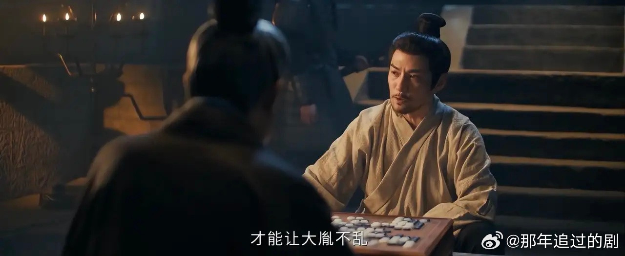 戚贵妃寝宫失火那一夜，救火的宫人桶里面装的不是水，是火油。魏严去救戚贵妃的这条路