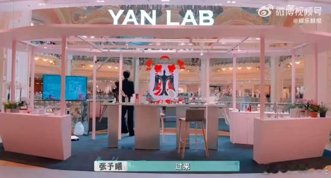 张予曦黑旗袍硬控巴黎风情巴黎合伙人家人们快看！张予曦穿黑旗袍现身颜YANLAB