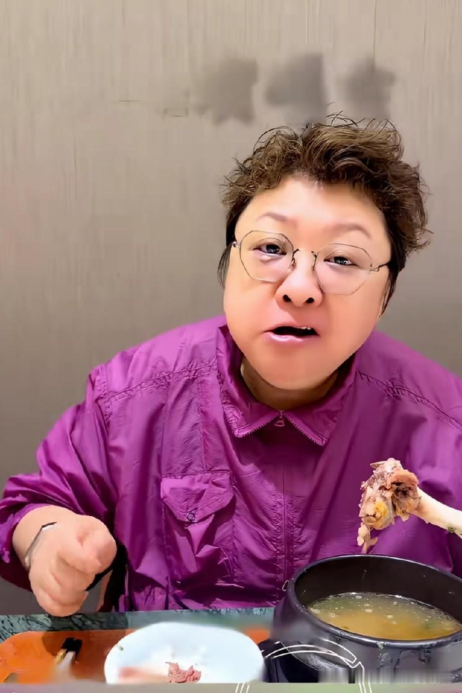 韩红工作室在自己的社交平台上发布视频，韩红说粉丝让她拍一些吃饭的视频。韩红说再过