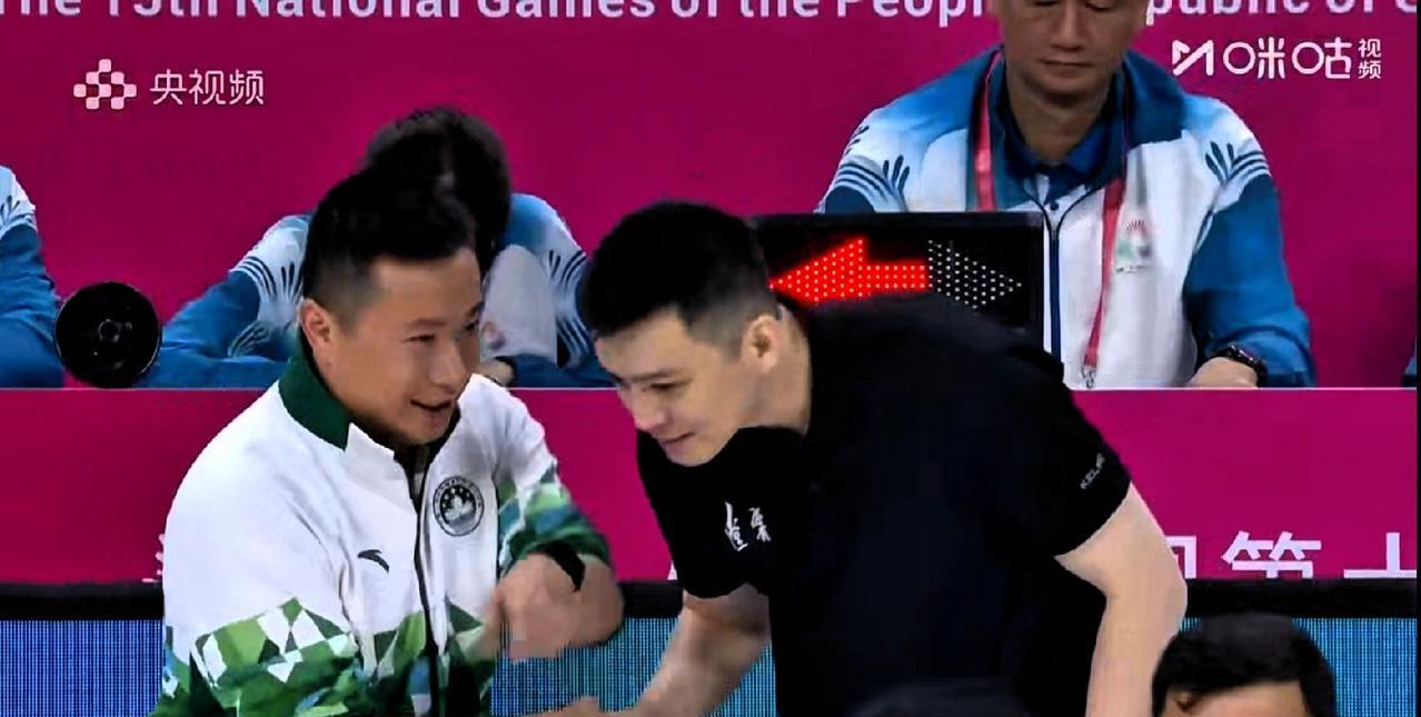 很温暖，杨鸣满足澳门队主教练和辽宁全队大合影的愿望，立刻满足，64分分差先放一边