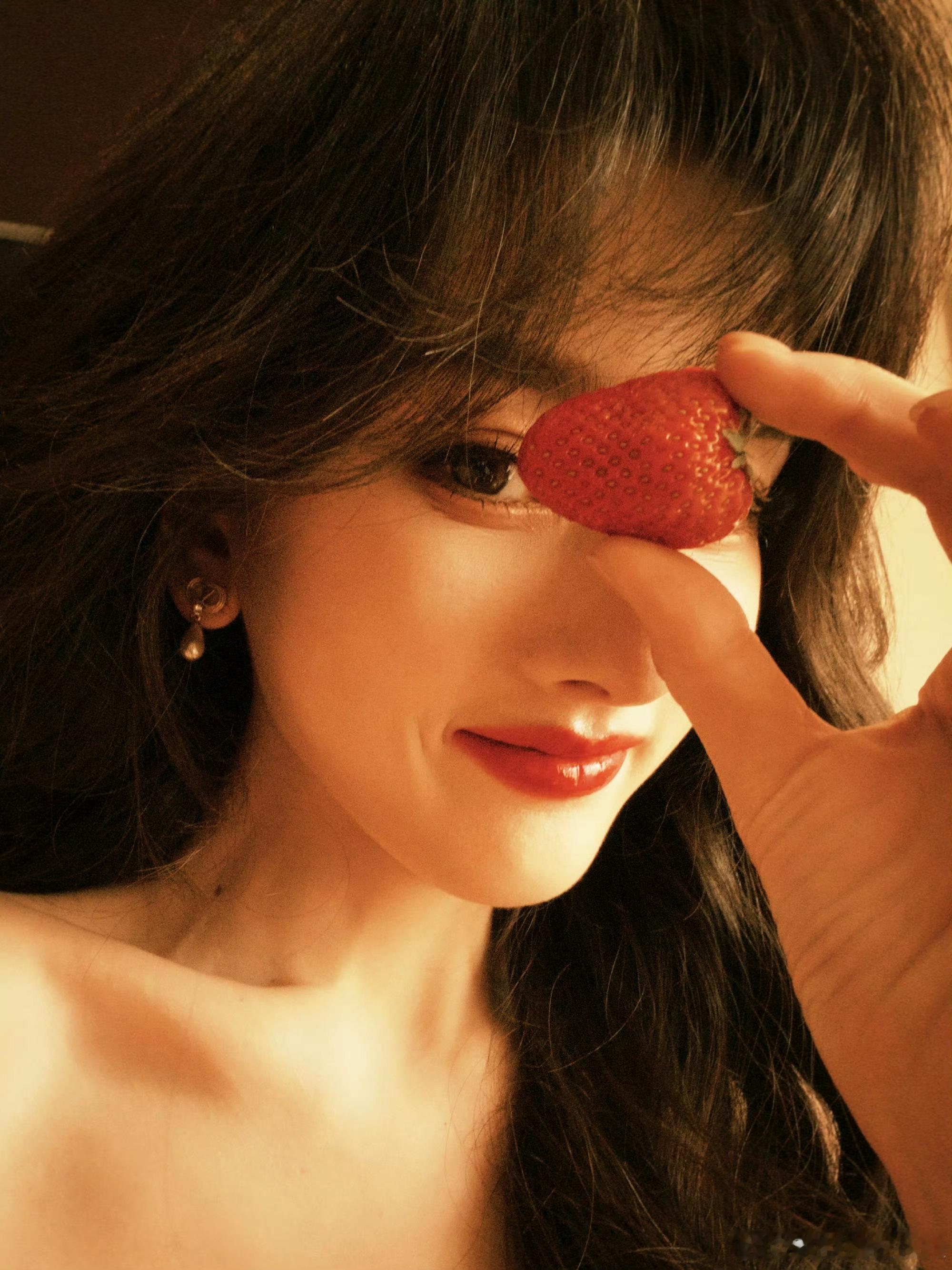 宋祖儿被指瘦脱相了宋祖儿莓好的一天，红色好明艳