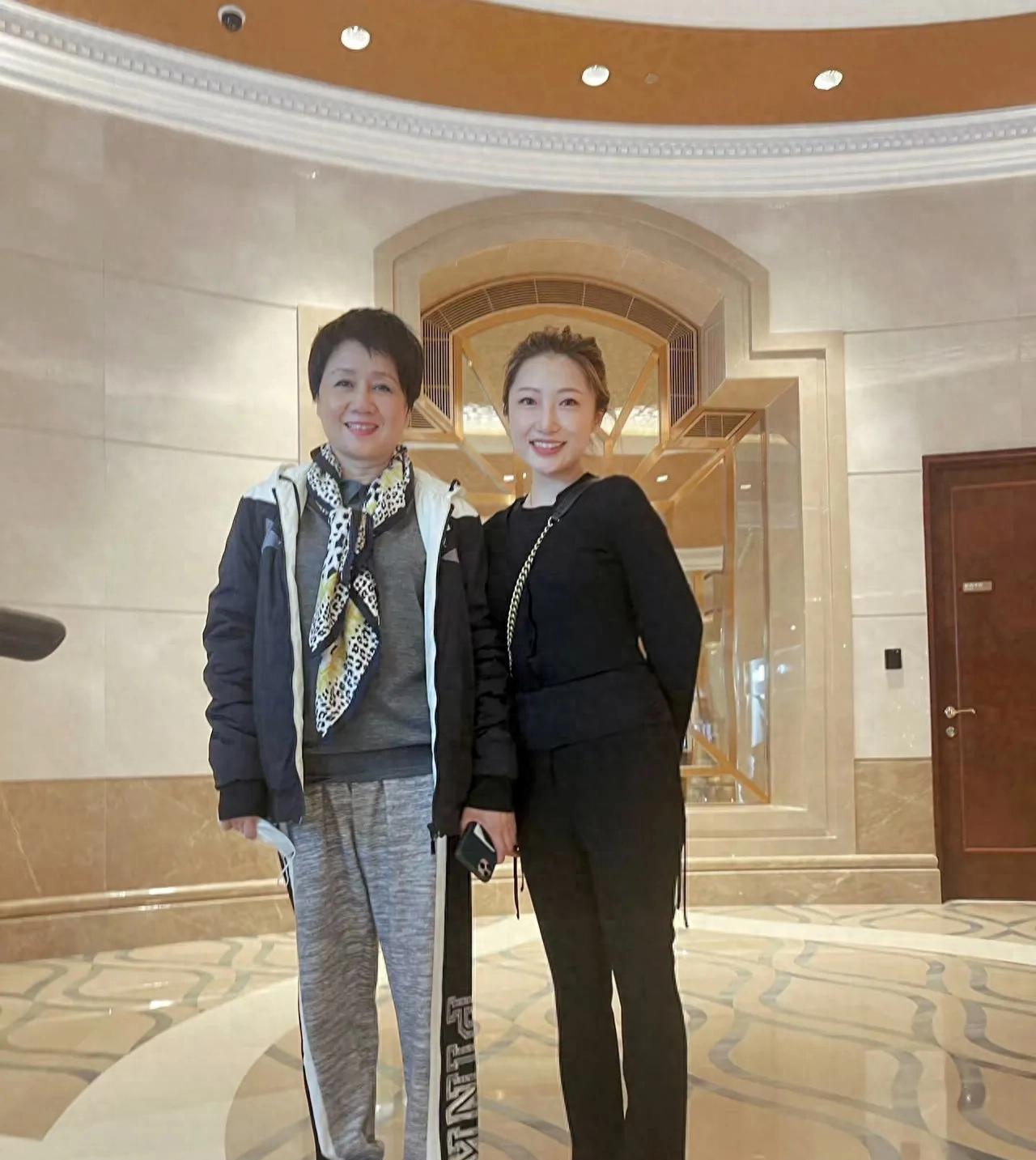 四太梁安琪酒店视察，名牌加身尽显女强人风范赌王何鸿燊离世后，四太梁安琪接手了澳
