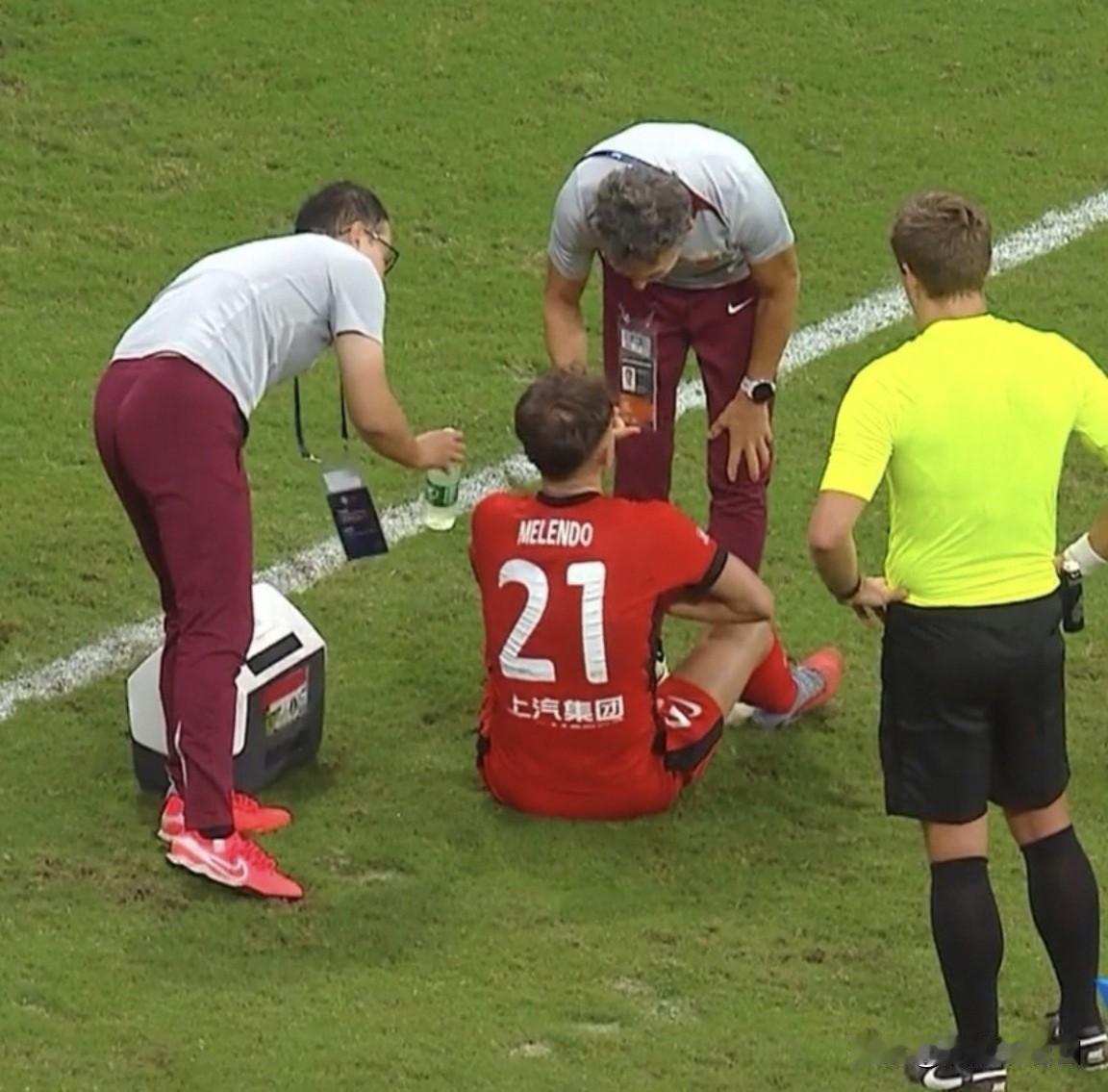 昨天有一则新闻冲上热搜，看了心里总不是滋味。据报道，上海海港球员球迷共庆中