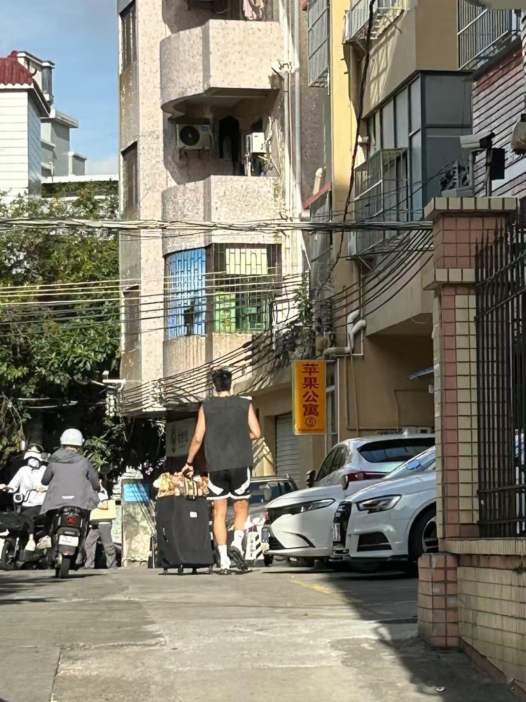 焦泊乔抵达广东宏远篮球俱乐部，拖着行李箱前往球员宿舍像极了进厂打工，随后在工作人