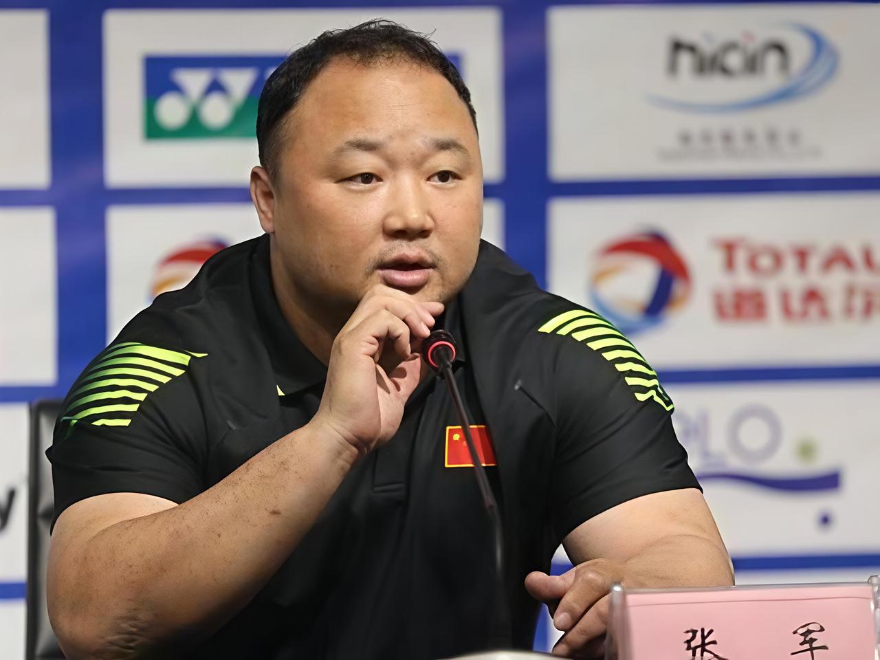 我舅爷是那个打羽毛球的张军他爸张家骆的同事，舅爷告诉我“老张因为他自己有从军梦所