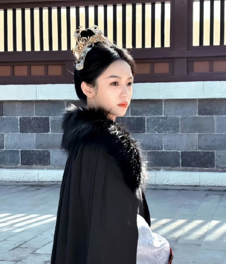 周也饰演的禾晏，殿前陈词泣血震朝堂，武将朝服裹帝女气场。坚韧内核藏山河野心，眼含