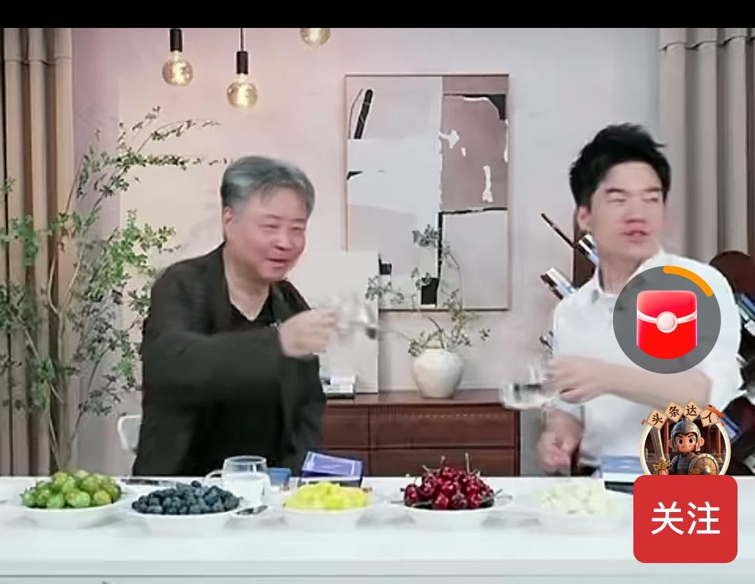 余华老师和宇辉的对话太逗了：现在没有人欺负你了，你哭的少了，就多看我的书，哈哈