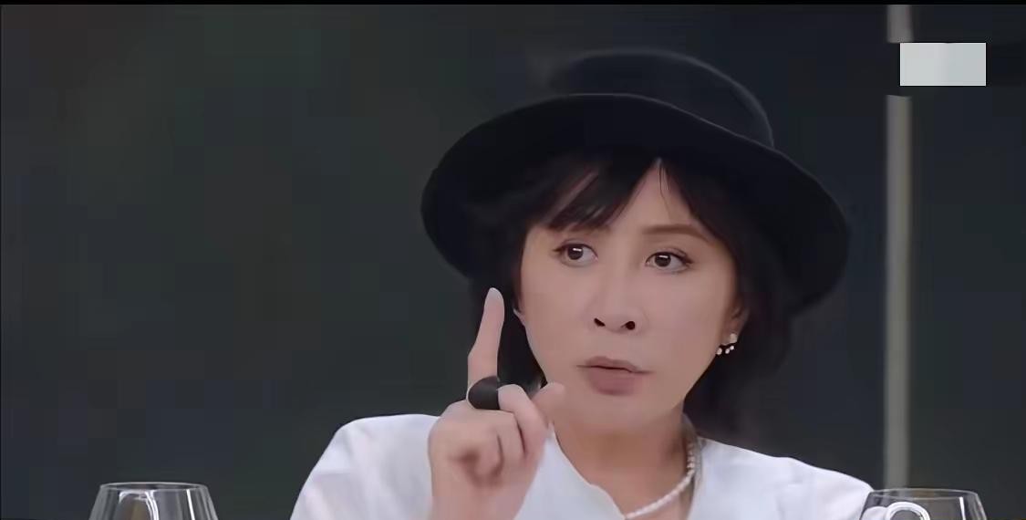 敢在镜头前直接撕开梁朝伟“完美神话”的，圈里找不出几个，偏偏宁静就当面给刘嘉玲挖了个大坑。她直勾勾地