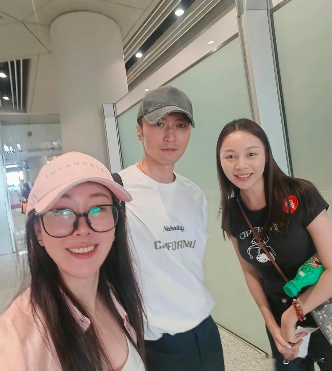 45岁谢霆锋在机场被偶遇，他穿着一件白色T恤，身材好瘦，看起来太帅了，身上完全没