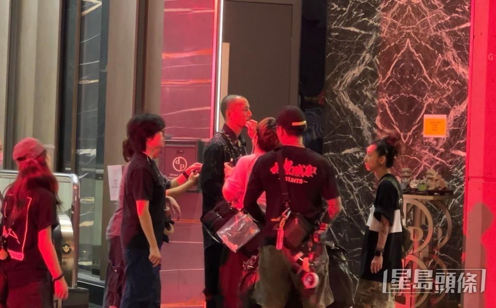 星岛：九龙城寨之终章吴彦祖凶悍造型首次曝光光头胡须造型杀气十足现身尖东丨现场
