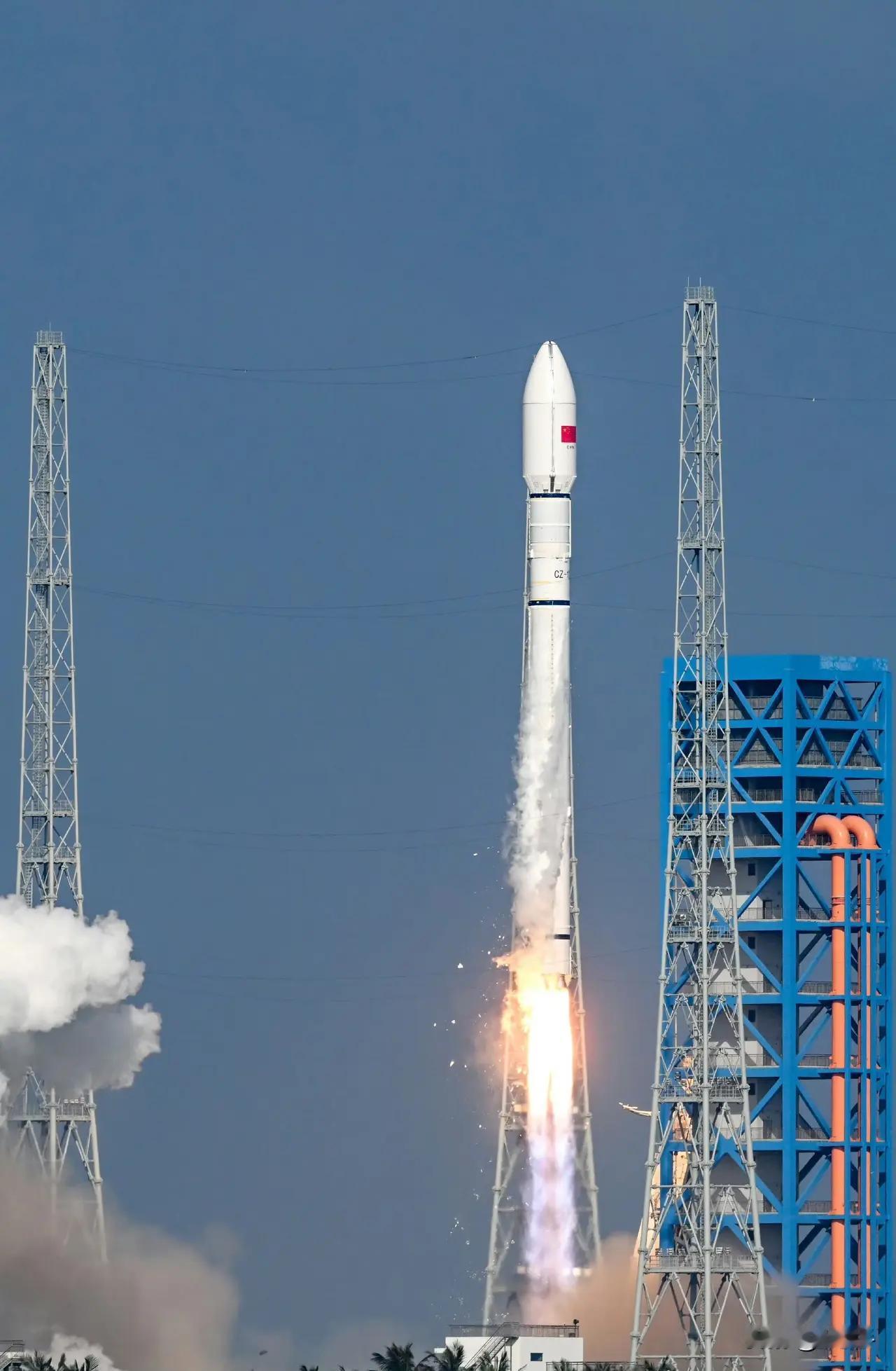 今天厉害了，我国一艘飞船返回一发火箭升空。1月19日15:48海南文昌卫星发射场