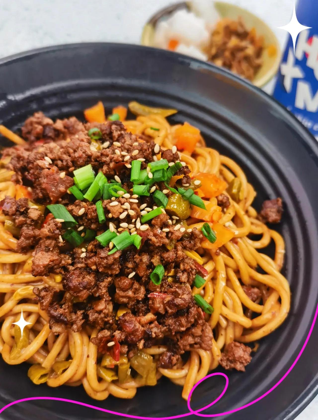 去武汉必吃的美食榜，你吃过吗？1. 热干面：武汉最具代表性的美食之一，也是武