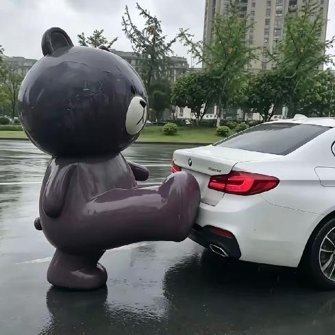 本以为只是路上偶遇的搞笑一幕，万万没想到这只“巨型玩偶”，竟直接给车主送上了意外