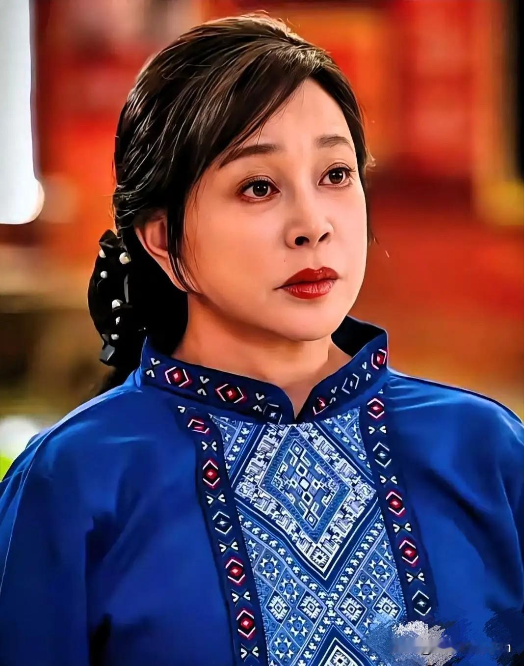 刘晓庆75岁了，前几日参加活动时摔倒了起身时她幽默地说：“我第一个想到的是我