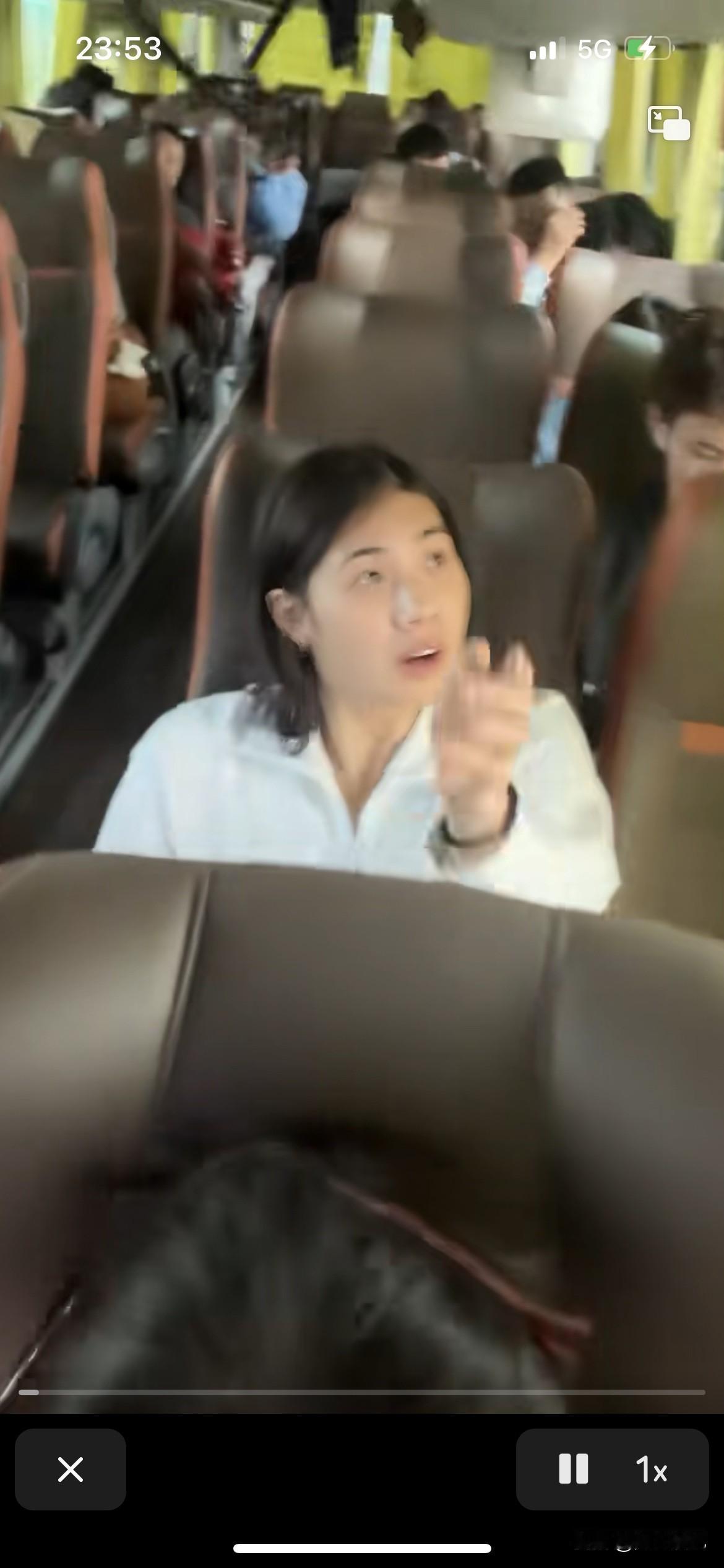 张雨霏老师素颜也是个普通女孩子，看看这样的脸蛋太普通了，没有什么名人的样子，只是