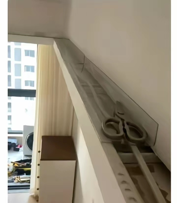 网友：住一年了，打扫卫生才看到，这是师傅故意放的还是忘了拿走