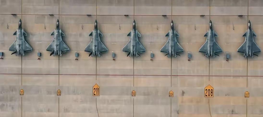 8架歼20一字排开，总产量超过400架，美国空军都比不过这排场直接燃爆！不