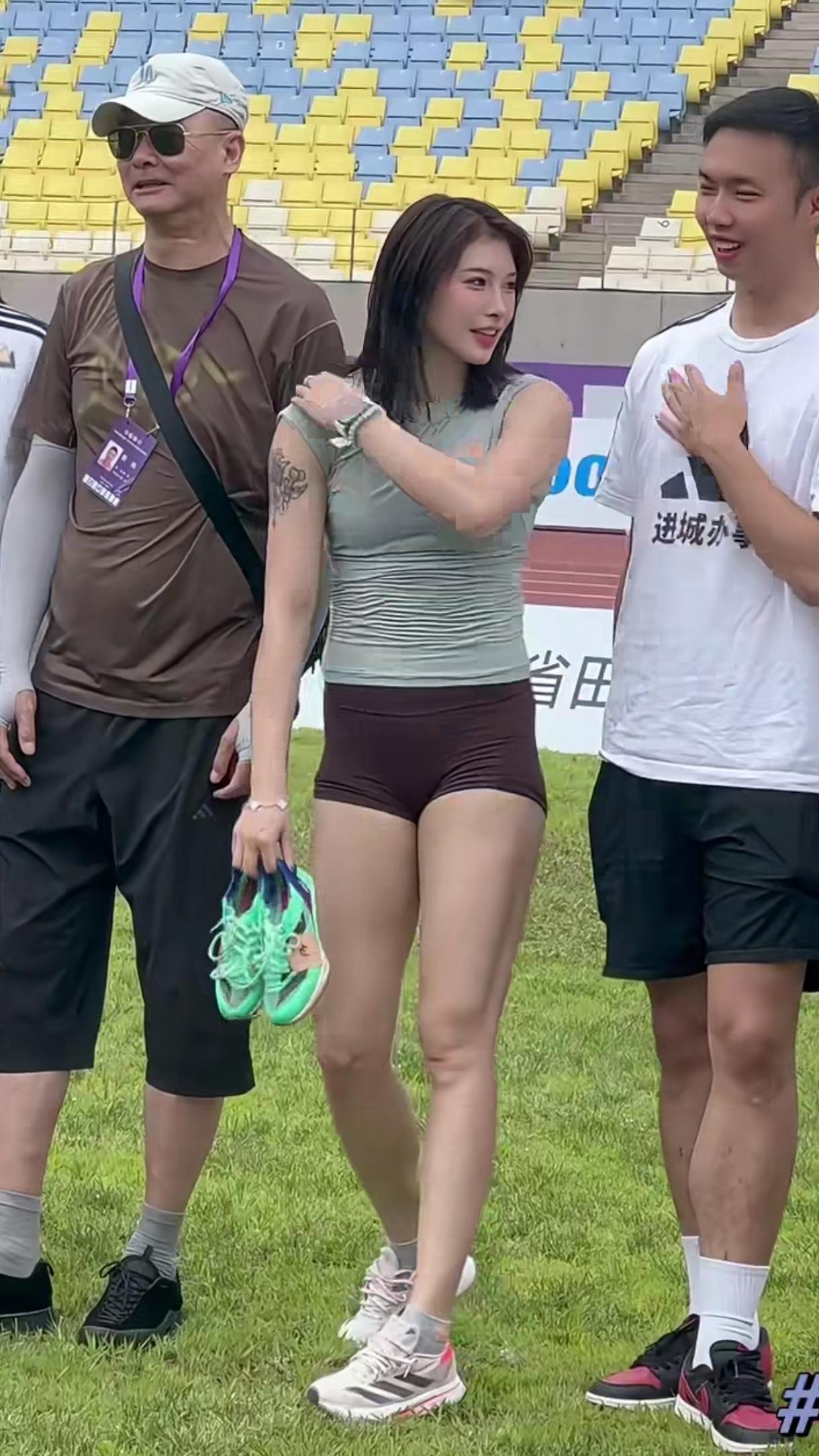 吴艳妮脸小肩膀宽，脖子以下全是肌肉，人家是专业田径运动员，那叫一个健康强壮。想当