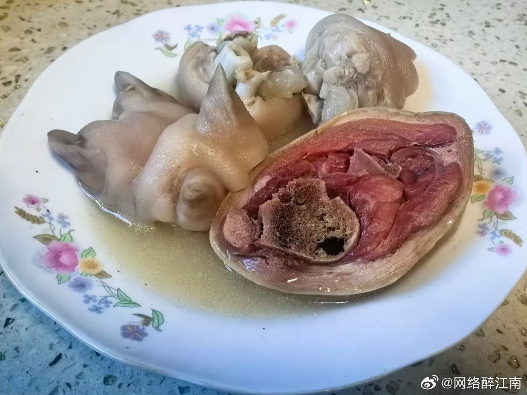 这私房菜有点太私房了，喜欢这种卧室小馆主打吃完躺平，怎么舒服怎么来，对社恐吃货格
