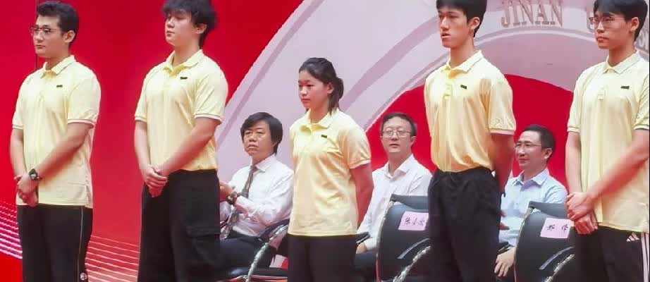 全红婵上学了！穿校服的全红婵显得有些丰满！可能和她背着手有关。如果把手拿到前
