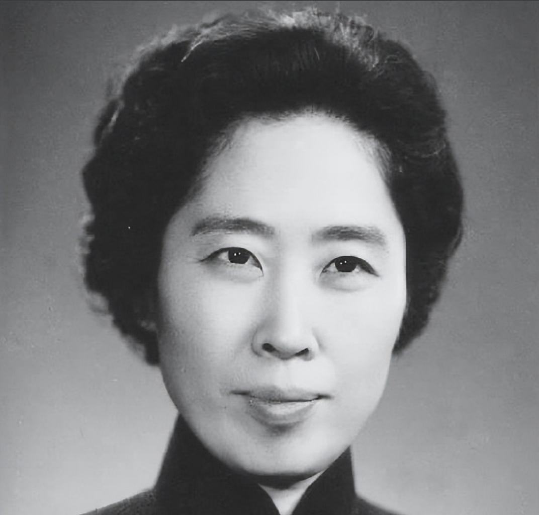 1979年，王光美迈出监狱大门，迎接自由的那一刻，她万万没想到，第一个来探望的人