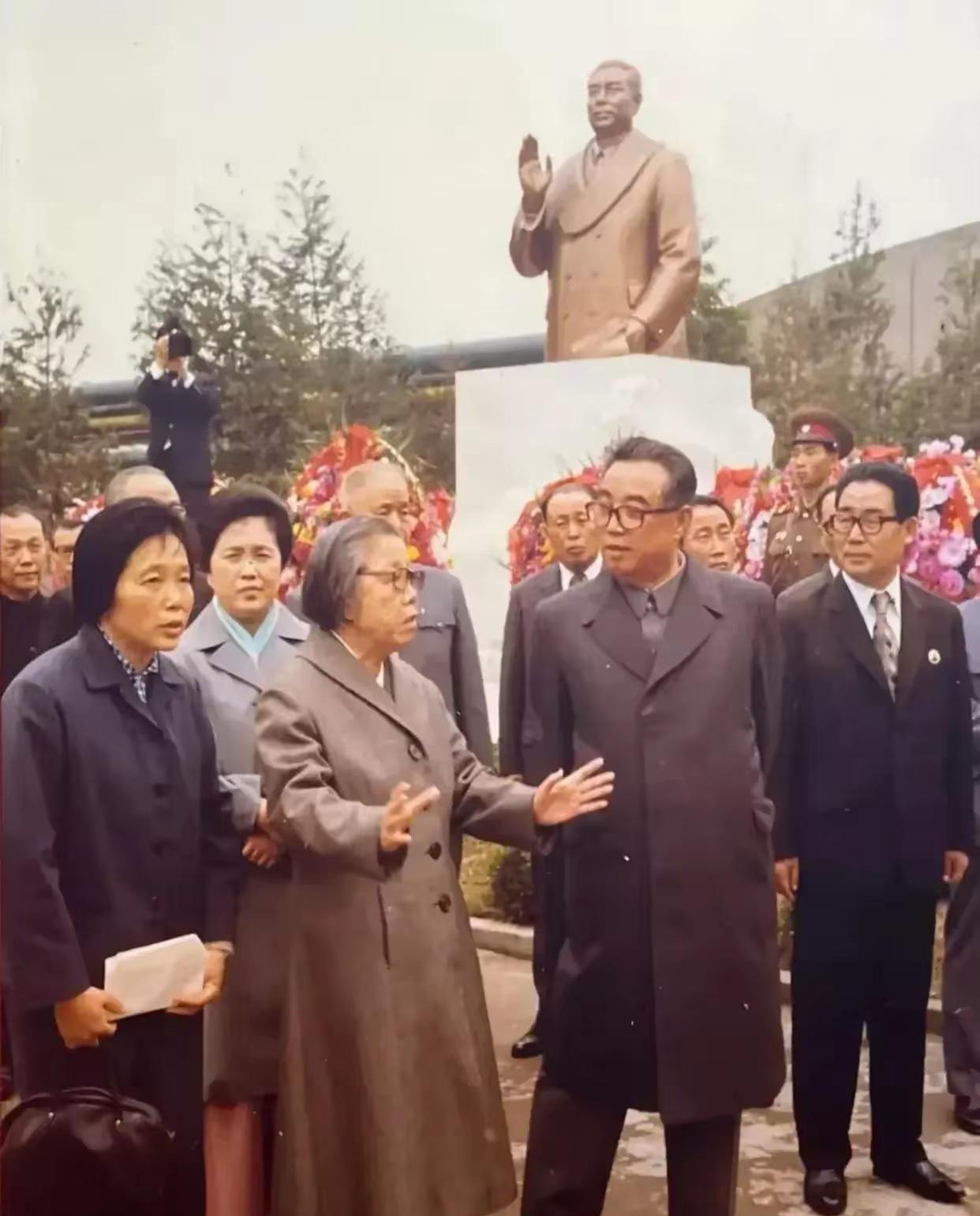 1979年，邓颖超访问朝鲜，邓颍超身穿浅灰色呢大衣外套，一边走一边和金日成谈论着
