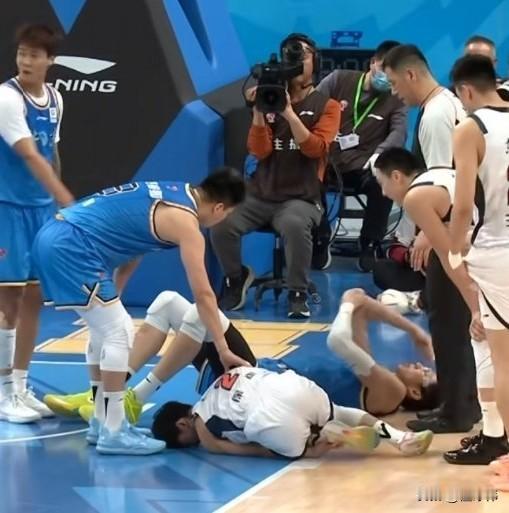 暖心！雷蒙谈徐杰：“徐杰受伤的一瞬间。”“大家都很揪心。”“情况看着