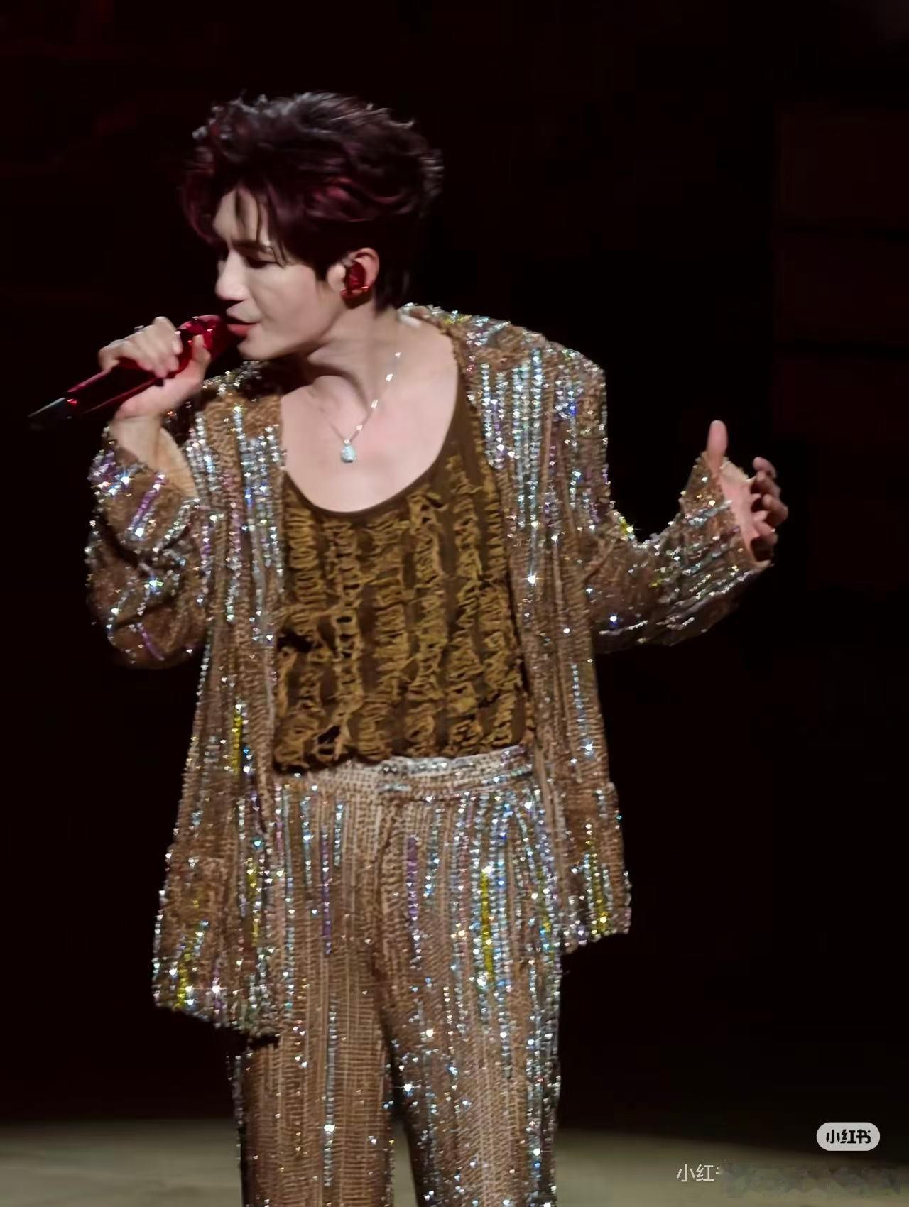 陈楚生演唱会今夜被陈楚生的音浪精准狙击！高音如穿云箭击碎疲惫，低吟像晚风抚平焦