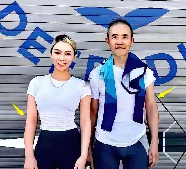 王石的私人教练可比田朴珺漂亮多了，田朴珺要盯紧啊