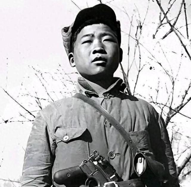 在一次伏击战中，八路军看到日军人数太多就选择撤离，可一名十六岁新兵没听到撤退的命