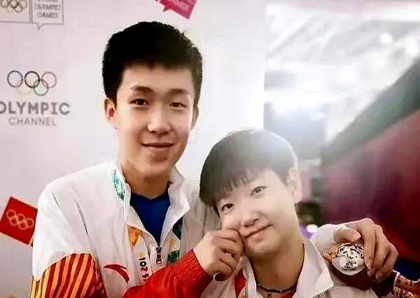 孙颖莎采访被问，王楚钦为什么总捏你脸，莎莎云淡风轻地说好玩吧。而且只要我俩得冠
