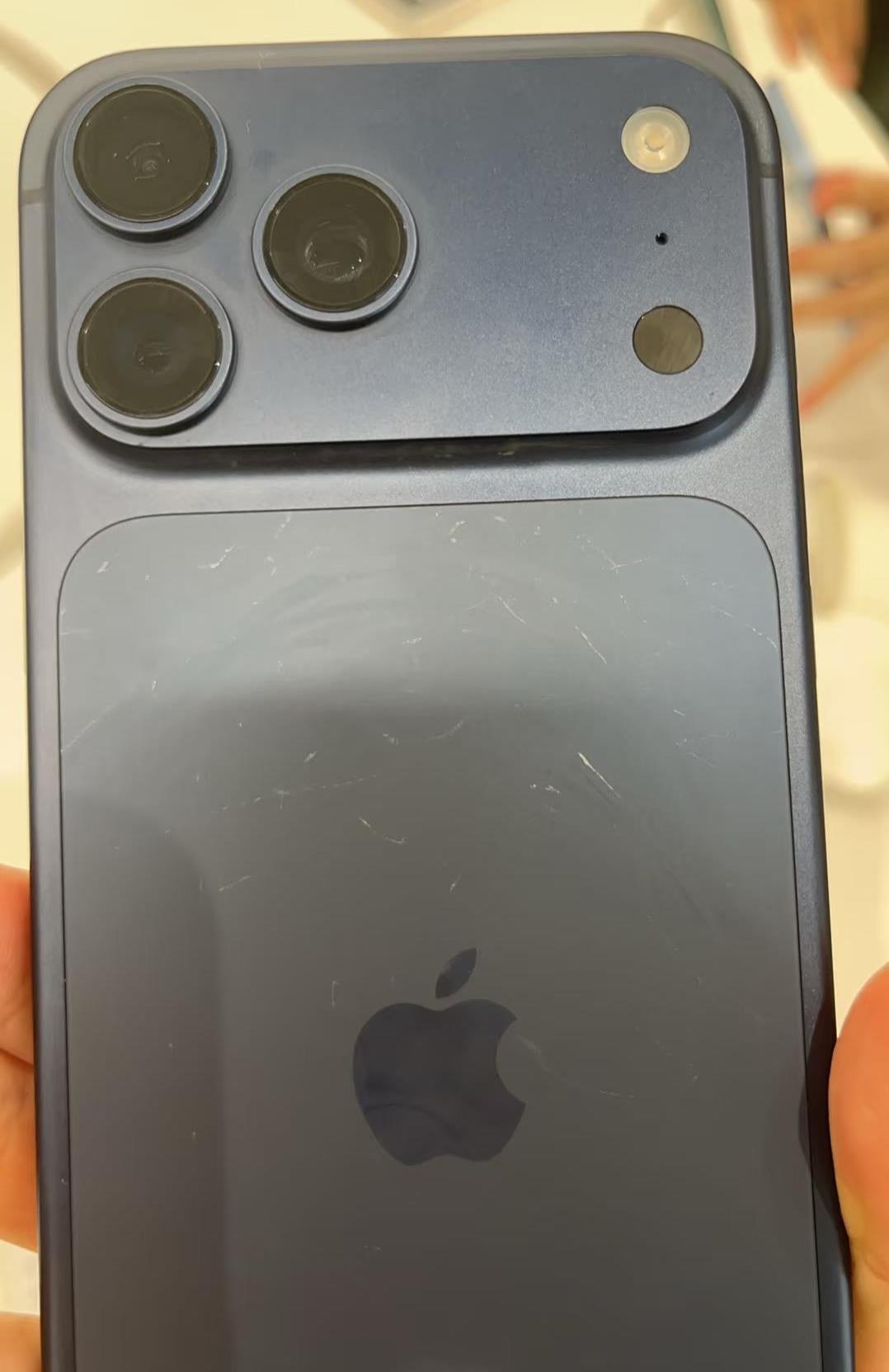 家人们，iPhone17这刚开售，本以为又是“真香”现场，结果首批用户直接开启