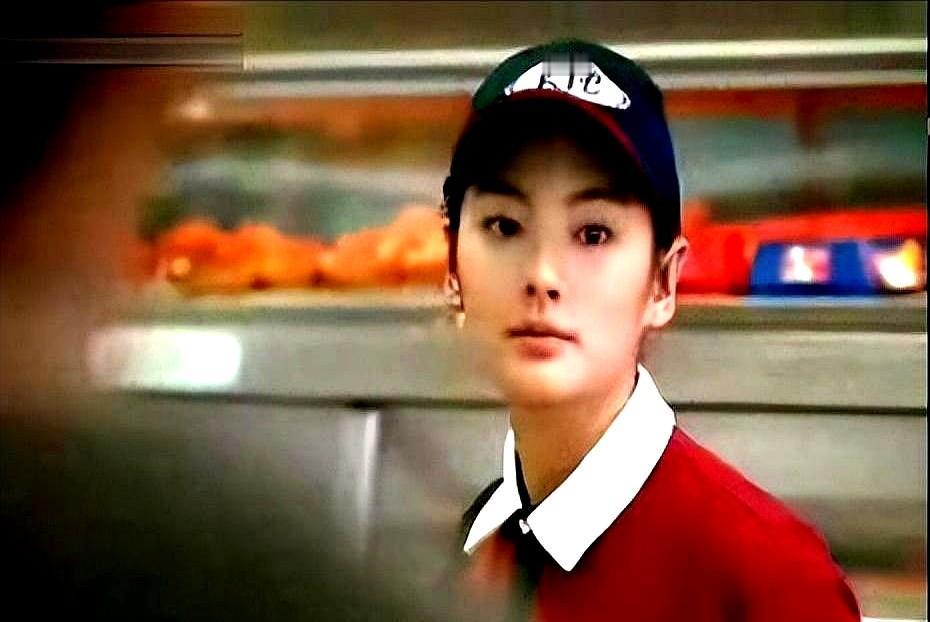 2006年，19岁的张雨绮在肯德基做兼职。一天一辆大奔直接将她带到酒店的房间，一