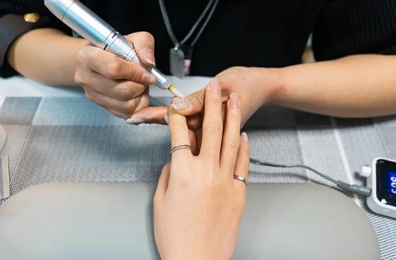 我最近刚旅游回来。我留心看了看，淡季还在外面玩的，差不多就是这几种：两个女生、一