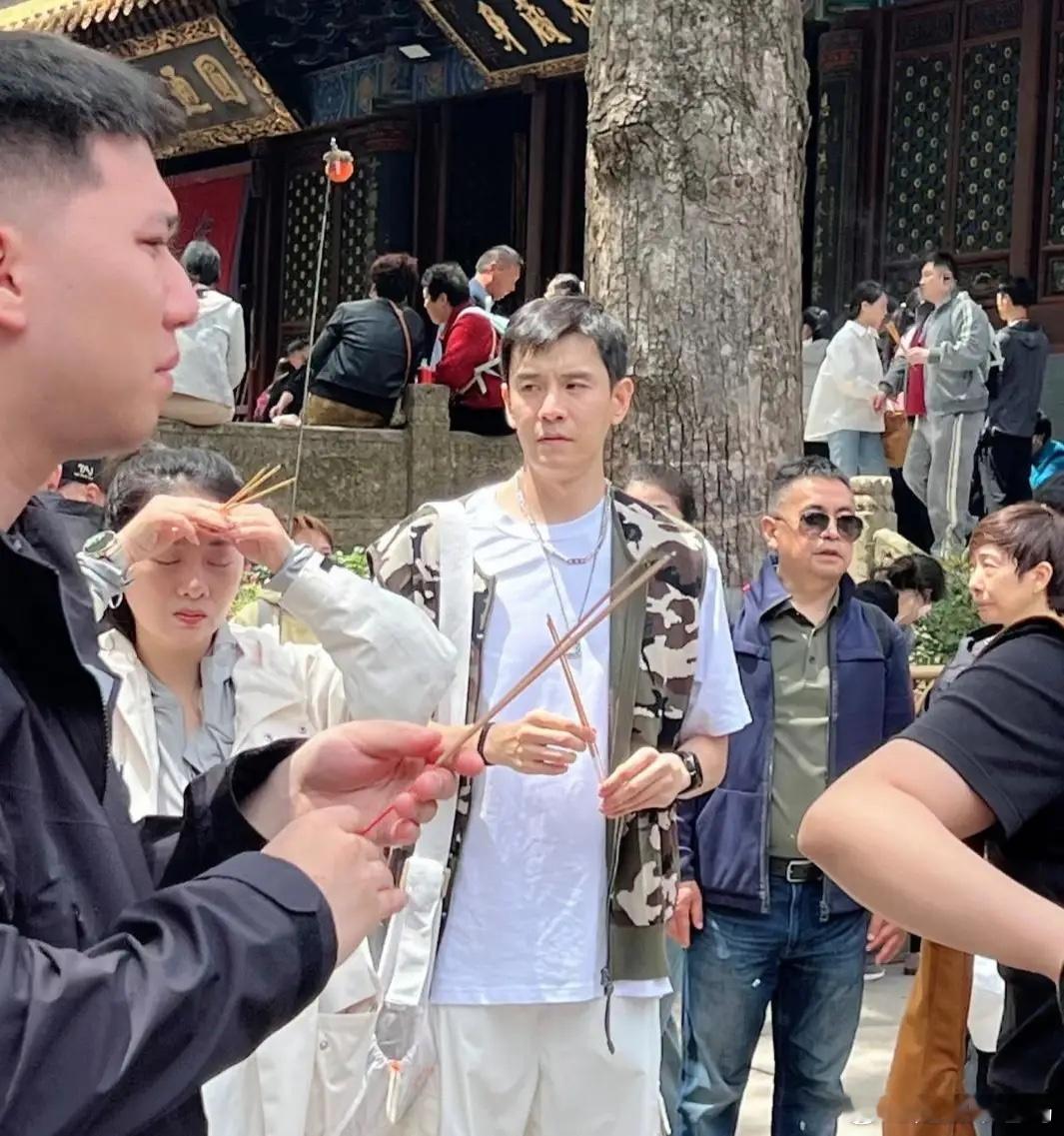 小李琳和老公经超现身普陀山上香祈福，夫妻俩穿着简单的日常服饰，身高差好萌；小李琳