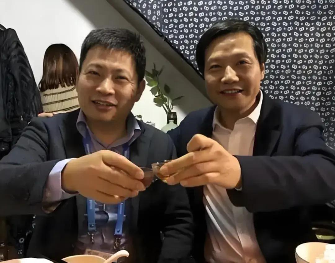 陈震和雷军有合影，陈震是米粉……所以……判断一个人是不是米粉的标准，已经变成了和