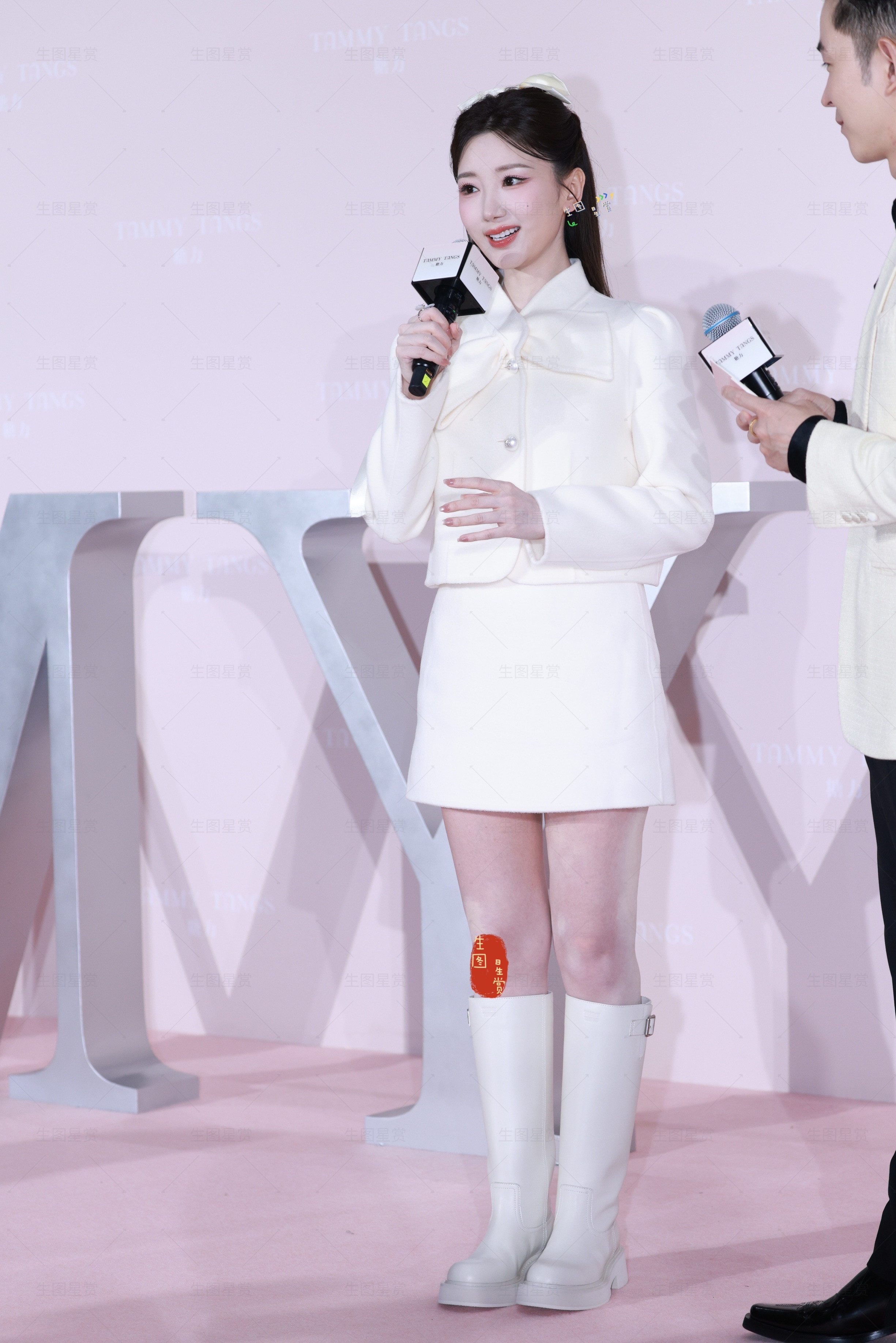 毛晓彤白月光具象化了，纯纯透着少女花香今天品牌时装秀发布会生图掉落🤍