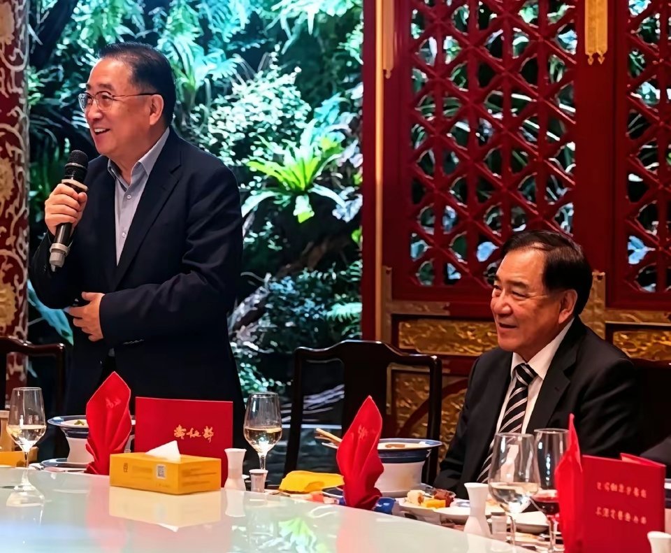 好家伙，姜昆跟北京企业家李晓林一块儿吃饭的画面流出来了。那大桌子真叫一个气派，每