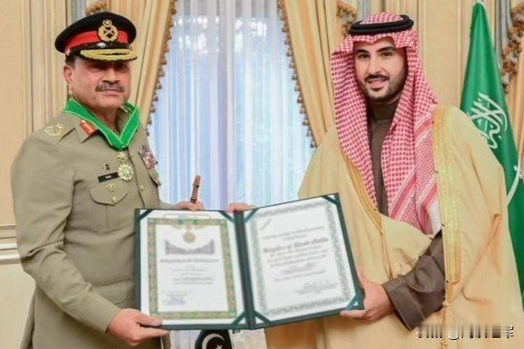 【中东地区新的扛把子-巴基斯坦！】巴基斯坦元帅穆尼尔元帅现在太忙了，沙特授勋，阿