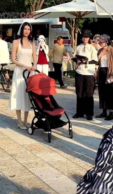 网友阿那亚散步偶遇何穗，生图太震撼了？真人冷白皮“白到发光”是真是假