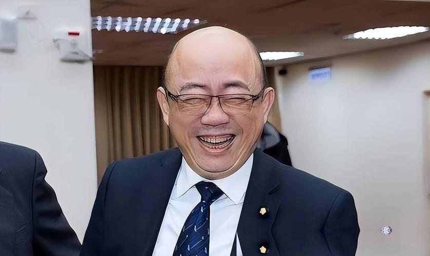 谁能想到，前脚刚被人扯掉底裤，后脚这帮人就自己跑出来裸奔了！岛内绿营这回可是把“