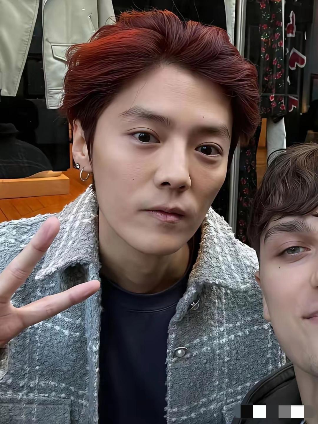 鹿晗近照：浓眉大眼，额纹可见，眼袋深刻，唇角下垂，目光无神，下巴前倾，耳环抢镜，