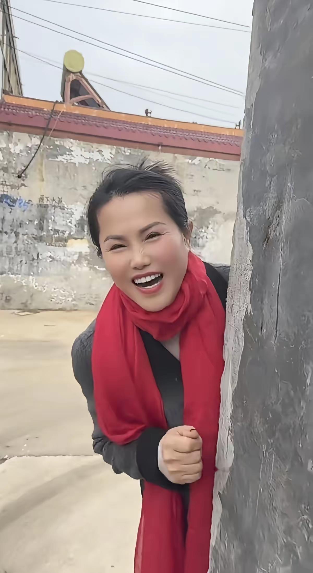 天净沙·自嘲旁人夸我年华，心头暗喜微斜。对镜眉梢细看，细纹浅浅，光阴已