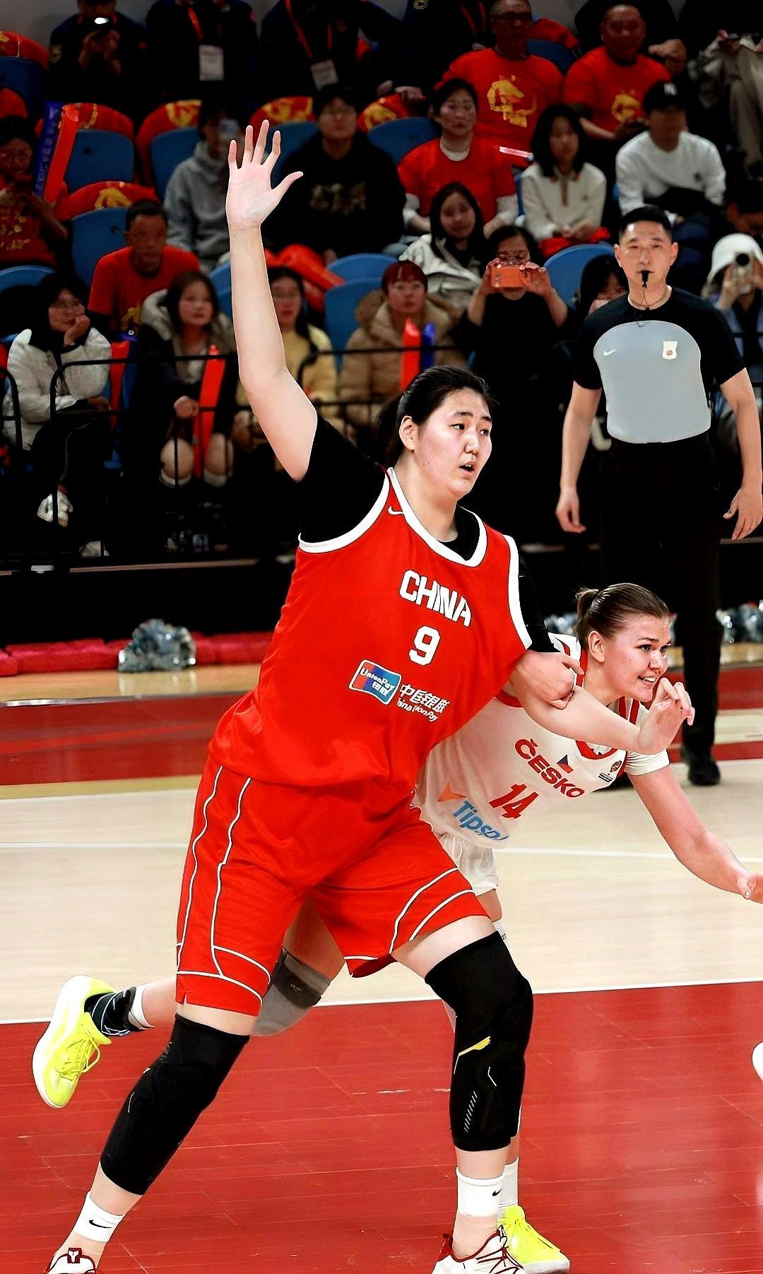 2米26的张子宇，篮下命中率接近90%，但就是接不到球。青年队时期全队围着