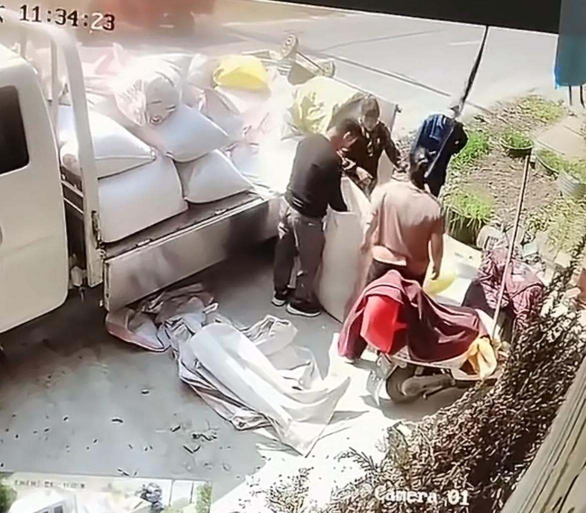 监控拍下一个收粮的贩子怎么使障眼法偷偷的藏粮，只可惜他的伎俩被旁边一位大妈发现了